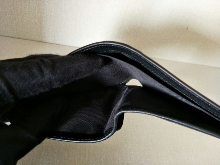 G*u*i with plaid bee wallets