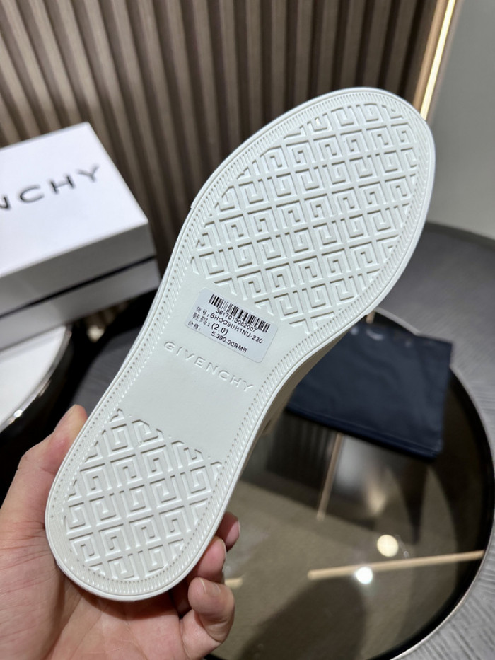 Givenchy Sneakers 660051